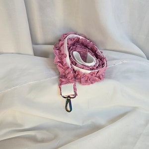 Weiss & Pink Rüschen Leine mit Regenbogen-Hardware