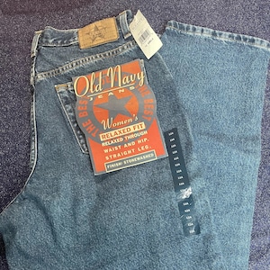 Puede incluir: Un par de pantalones vaqueros azules lavados a la piedra con una etiqueta que dice "Old Navy Jeans, Women's Relaxed Fit, Relaxed Through Waist and Hip, Straight Leg, Finish: Stonewashed".
