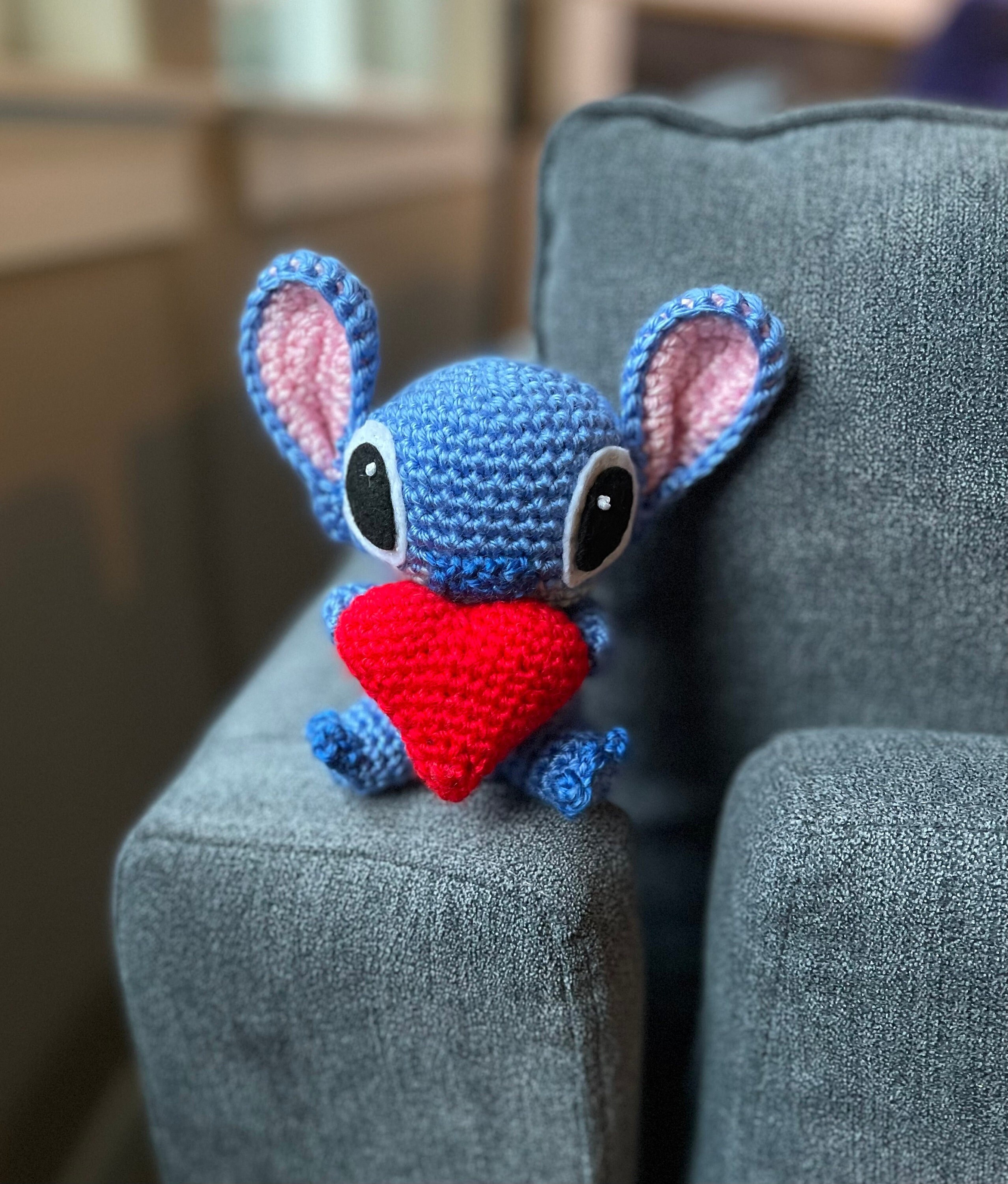 Lilo et Stitch Stitch Holding Red Heart Valentin Inspire Disney peluche Amigurumi Ohana Hawaii au crochet fait main Etsy Canada