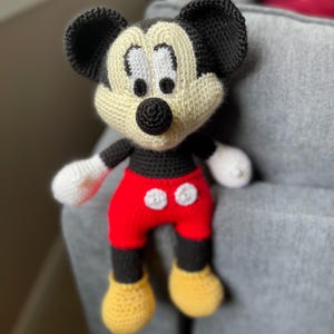 Musse Pigg Disney-inspirerad handgjord stor 13 tum virkad Amigurumi-garn gosedjursdocka bild 1