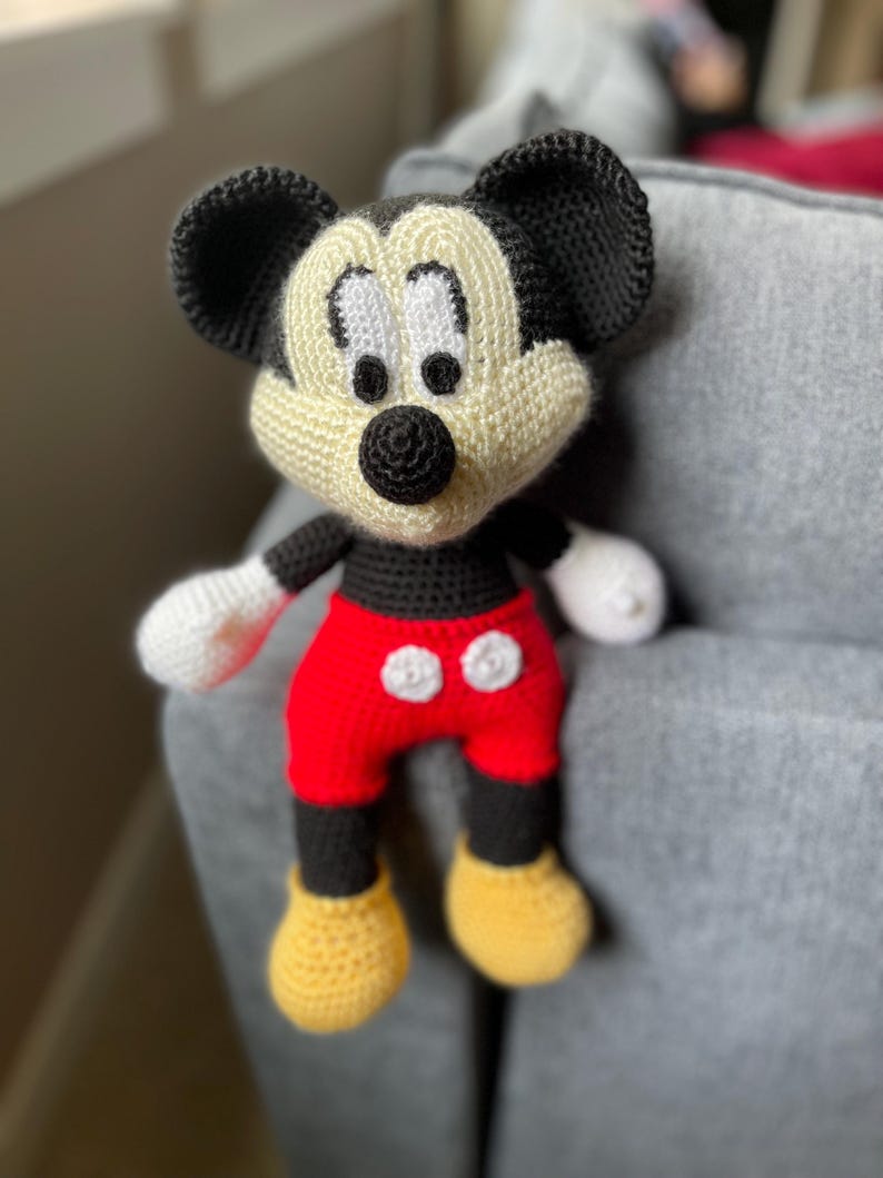 Musse Pigg Disney-inspirerad handgjord stor 13 tum virkad Amigurumi-garn gosedjursdocka bild 1