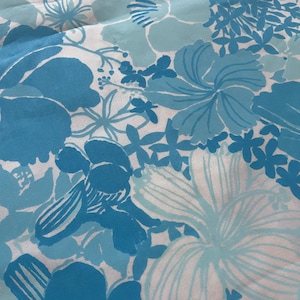 VTG 1960&#39;s Shirley B by Zuzek - Key West Hand Print Fabrics Inc Meer dan 4 yards ongesneden katoenen paneel - Blauwe Hawaiiaanse jurk bloemen hibiscus