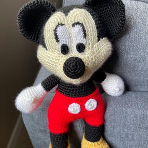 Musse Pigg Disney-inspirerad handgjord stor 13 tum virkad Amigurumi-garn gosedjursdocka bild 2