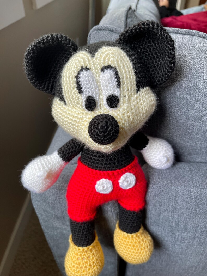 Musse Pigg Disney-inspirerad handgjord stor 13 tum virkad Amigurumi-garn gosedjursdocka bild 2
