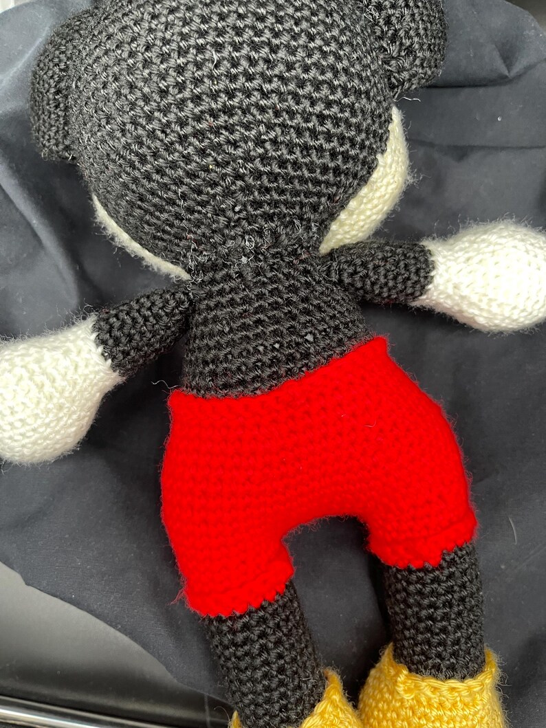 Musse Pigg Disney-inspirerad handgjord stor 13 tum virkad Amigurumi-garn gosedjursdocka bild 8