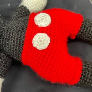 Musse Pigg Disney-inspirerad handgjord stor 13 tum virkad Amigurumi-garn gosedjursdocka bild 5