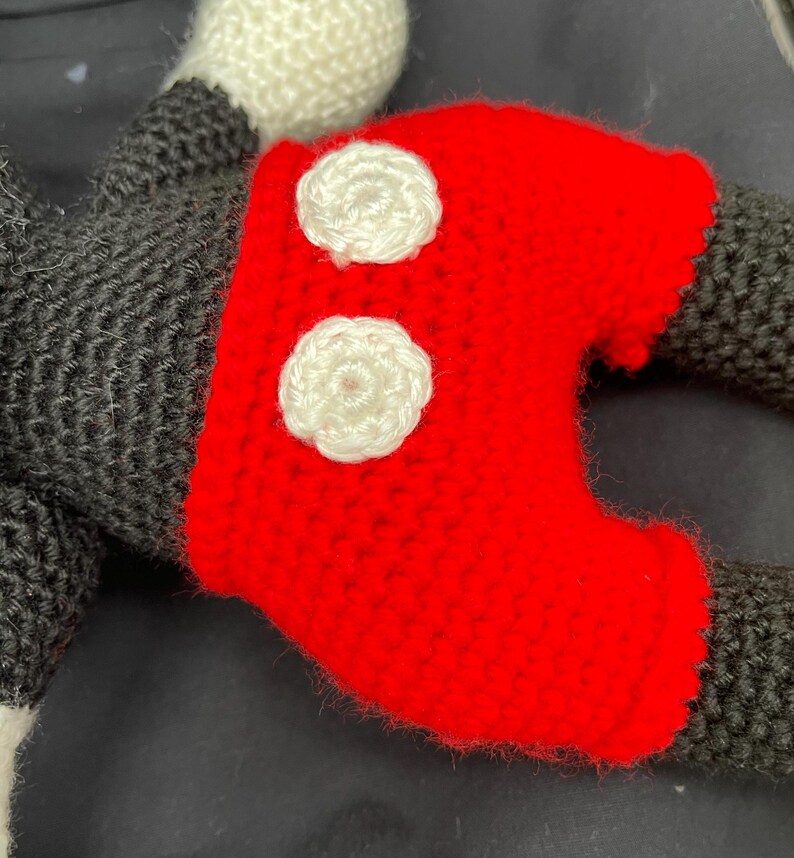 Musse Pigg Disney-inspirerad handgjord stor 13 tum virkad Amigurumi-garn gosedjursdocka bild 5