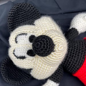Musse Pigg Disney-inspirerad handgjord stor 13 tum virkad Amigurumi-garn gosedjursdocka bild 4