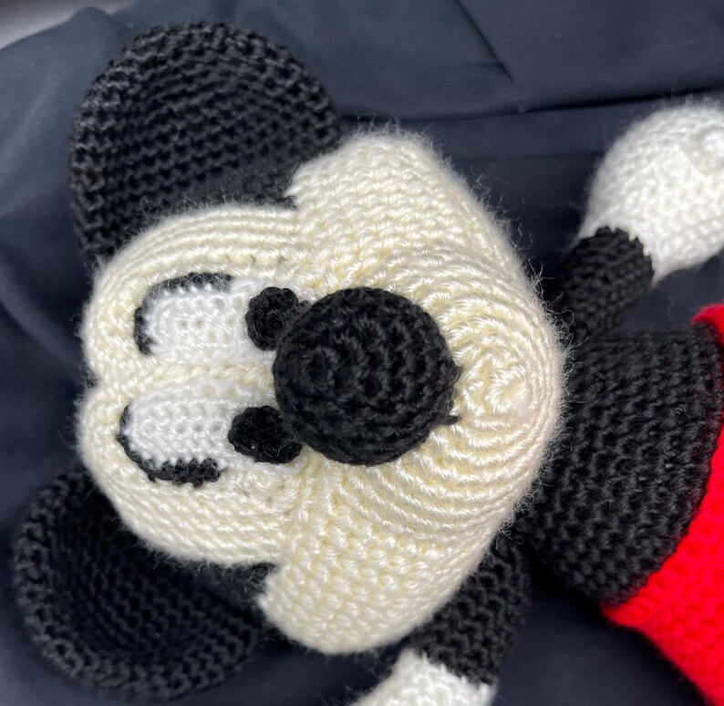 Musse Pigg Disney-inspirerad handgjord stor 13 tum virkad Amigurumi-garn gosedjursdocka bild 4