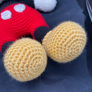 Musse Pigg Disney-inspirerad handgjord stor 13 tum virkad Amigurumi-garn gosedjursdocka bild 7