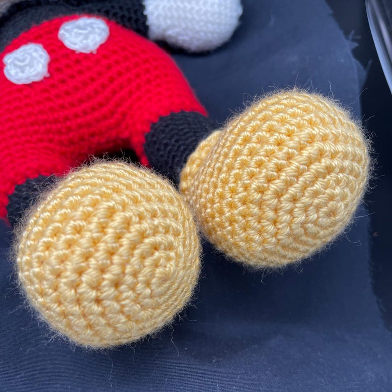 Musse Pigg Disney-inspirerad handgjord stor 13 tum virkad Amigurumi-garn gosedjursdocka bild 7