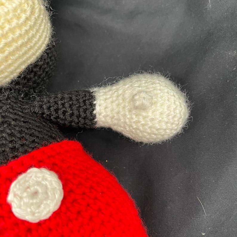 Musse Pigg Disney-inspirerad handgjord stor 13 tum virkad Amigurumi-garn gosedjursdocka bild 9