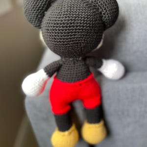 Musse Pigg Disney-inspirerad handgjord stor 13 tum virkad Amigurumi-garn gosedjursdocka bild 3