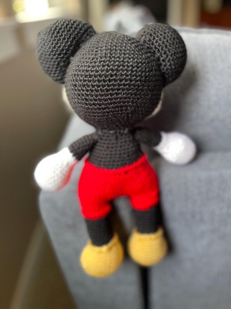 Musse Pigg Disney-inspirerad handgjord stor 13 tum virkad Amigurumi-garn gosedjursdocka bild 3