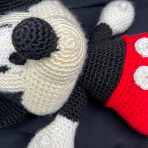 Musse Pigg Disney-inspirerad handgjord stor 13 tum virkad Amigurumi-garn gosedjursdocka bild 6