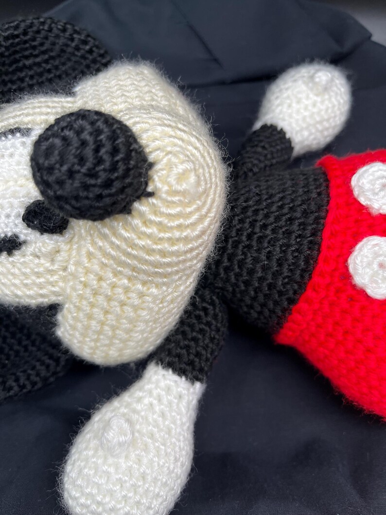 Musse Pigg Disney-inspirerad handgjord stor 13 tum virkad Amigurumi-garn gosedjursdocka bild 6