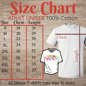 Może przedstawiać: Tabela rozmiar&oacute;w dla unisexowych koszulek dla dorosłych wykonanych w 100% z bawełny. Tabela pokazuje wymiary klatki piersiowej i długości w calach dla rozmiar&oacute;w od S do 5XL.