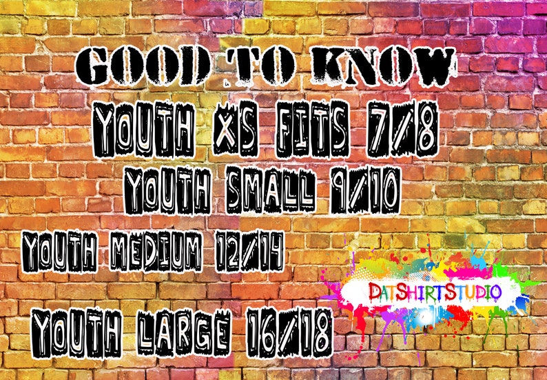 Może przedstawiać: Ceglana ściana z kolorowymi plamami farby. Tekst "GOOD TO KNOW" jest napisany czarnym kolorem z białym obramowaniem. Pod tekstem znajduje się tabela rozmiar&oacute;w dla odzieży dziecięcej, z tekstem "YOUTH XS FITS 7/8", "YOUTH SMALL 9/10", "YOUTH MEDIUM 12/14" i "YOUTH LARGE 16/18" napisanym czarnym kolorem z białym obramowaniem.
