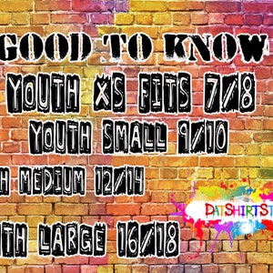 Puede incluir: Una pared de ladrillo con salpicaduras de pintura de colores. El texto "GOOD TO KNOW" est&aacute; escrito en negro con un contorno blanco. Debajo del texto hay una tabla de tallas para ropa de ni&ntilde;os, con el texto "YOUTH XS FITS 7/8", "YOUTH SMALL 9/10", "YOUTH MEDIUM 12/14" y "YOUTH LARGE 16/18" escrito en negro con un contorno blanco. El texto "DATSHIRTSTUDIO" est&aacute; escrito en blanco con un contorno negro.