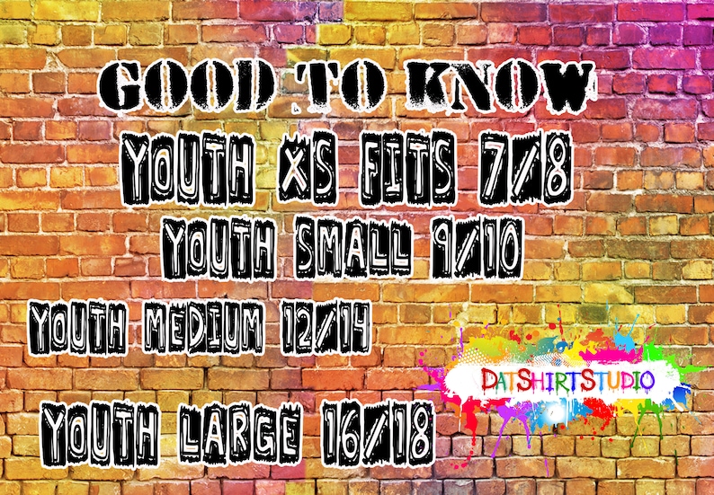 Puede incluir: Una pared de ladrillo con salpicaduras de pintura de colores. El texto "GOOD TO KNOW" est&aacute; escrito en negro con un contorno blanco. Debajo del texto hay una tabla de tallas para ropa de ni&ntilde;os, con el texto "YOUTH XS FITS 7/8", "YOUTH SMALL 9/10", "YOUTH MEDIUM 12/14" y "YOUTH LARGE 16/18" escrito en negro con un contorno blanco. El texto "DATSHIRTSTUDIO" est&aacute; escrito en blanco con un contorno negro.