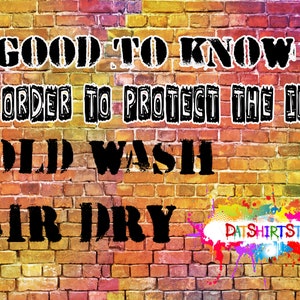 Może przedstawiać: Dobrze wiedzieć: Aby chronić atrament, prać w zimnej wodzie i suszyć na powietrzu. Tekst na ceglanej ścianie z kolorowymi plamami farby.