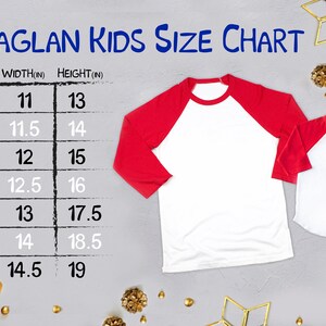 以下が含まれることがあります： ラグランスリーブの子供用サイズチャート。3～6か月から6Tまでのサイズと、対応する幅と高さをインチで示した表があります。チャートはグレーの背景にゴールドの装飾が施されています。