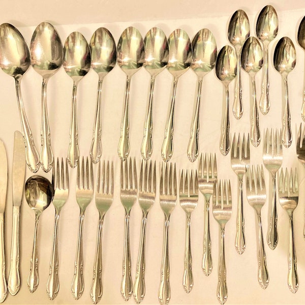 Oneida Discontinued Plantation Pattern Stainless Flatware Silverware  32 Pieces