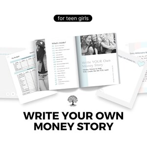 Op de afbeelding: Een zwart-witafbeelding van een dagboek met de titel "Write Your Own Money Story" en een lijst met onderwerpen erin. Het dagboek is open op een pagina met een foto van drie lachende tienermeisjes. Het dagboek is ontworpen voor tienermeisjes.