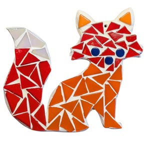 Peut inclure: Une figurine de renard en mosaïque avec une queue rouge et orange, un corps orange et des yeux bleus. Le renard est fait de petits morceaux de verre triangulaires.