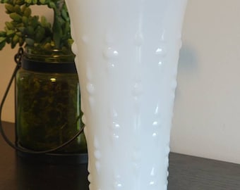 Vintage mid century Anchor Hocking 'Tear drop & pearl' milk glass vase