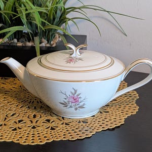 Awesome Vintage Noritake 4C Porcelain Tea Pot/Coffee Pot in the 'Daryl' Pattern 5510, 22k Gold Trim