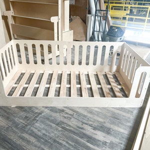 Cama de suelo Montessori para niños pequeños Muebles de madera Cama de suelo para niños Cama para niños pequeños para el suelo Cama con barandillas Cama con listones AVI