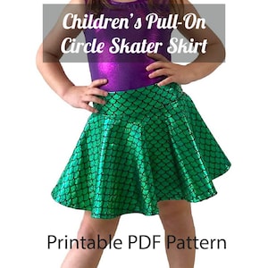 Könnte beinhalten: Ein Kinder-Pull-On-Kreis-Skater-Rock mit einem Fischschuppenmuster. Der Rock ist grün mit schwarzen Akzenten und wird mit einem lila-grünen Oberteil kombiniert. Der Text "Children's Pull-On Circle Skater Skirt" und "Printable PDF Pattern" sind sichtbar.