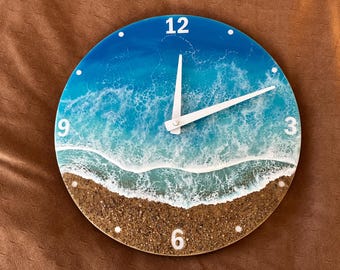 Relógio de resina - areia, água azul do oceano e ondas brancas com números/ arte de praia / pintura de resina / feito à mão / Canadá