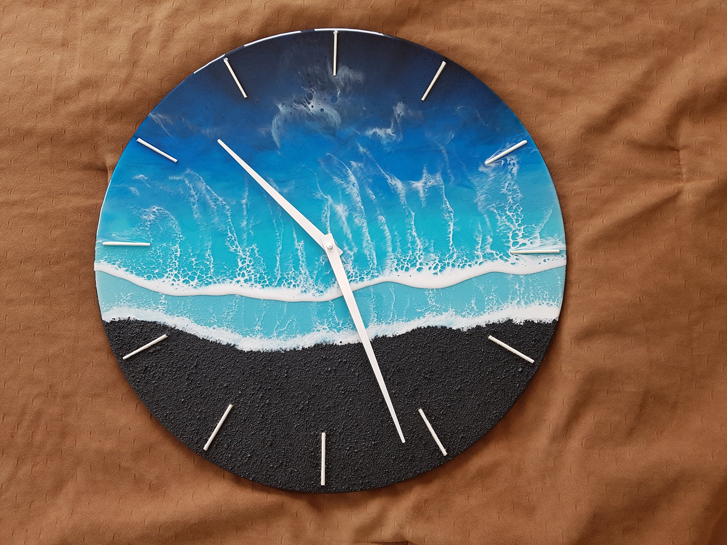 Relógio de resina - areia preta, azul-marinho e água escura com ondas brancas / arte de praia / pintura de resina / feito à mão / Canadá