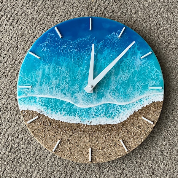 Horloge en résine - eau bleu sable et océan et vagues blanches / art de la plage / peinture sur résine / fait main / Canada