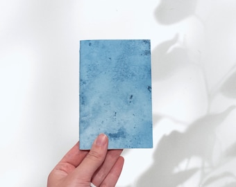 Minicuaderno de bocetos/diario índigo encuadernado a mano