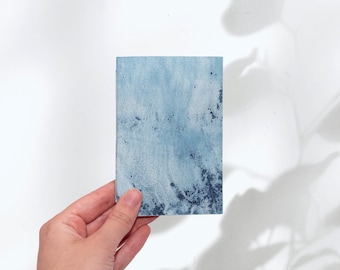 Minicuaderno de bocetos/diario índigo encuadernado a mano