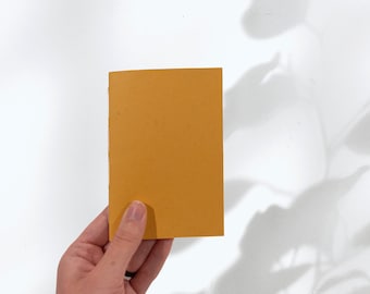 Mini cuaderno de bocetos / diario amarillo dorado encuadernado a mano