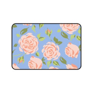 Alfombrilla de escritorio con estampado de rosas color melocotón / Alfombrilla de ratón floral, fondo azul