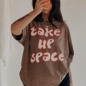 Take Up Space Tee, maglietta grafica femminista positiva alla moda con girl power, maglietta grafica retrò di ispirazione vintage