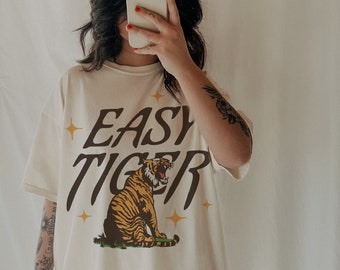 Easy Tiger Tee, camiseta gráfica de colores de comodidad estética de moda, camiseta gráfica de inspiración vintage