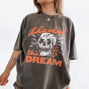 Camiseta con estampado de calaveras y colores cómodos "Livin' the Dream" / Camisa teñida en prenda estilo grunge retro / Estética boho hippie