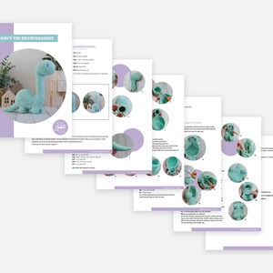 Puede incluir: Un patr&oacute;n de crochet para un dinosaurio Brontosaurus azul claro. El patr&oacute;n incluye instrucciones y fotos para cada paso del proceso. El patr&oacute;n se titula "Bronty el Brontosaurus".