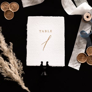 Número de mesa dorado: Número de mesa de boda con borde descortezado