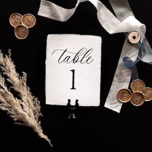 Numero della tabella dello script: numero della tabella del matrimonio con bordo increspato