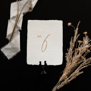 Numero di tavolo classico dorato - Numero di tavolo di nozze su carta con bordo increspato