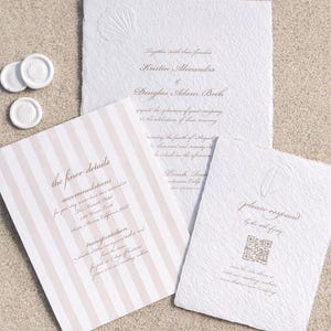 Puede incluir: Conjunto de invitaciones de boda con papel blanco texturizado, que incluye una tarjeta de detalles a rayas, una invitación y una tarjeta de confirmación de asistencia. Incluye tres sellos de cera blancos. El texto incluye nombres y detalles del evento.
