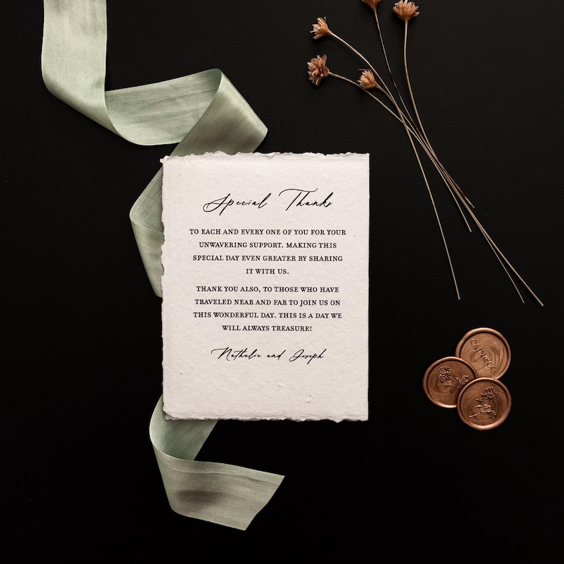 K&ouml;nnte beinhalten: Eine Hochzeitsdankeskarte mit den Worten "Special Thanks" in eleganter Schrift. Die Karte befindet sich auf strukturiertem Papier, begleitet von einem salbeigr&uuml;nen Band, Trockenblumen und Wachssiegeln, alles vor einem schwarzen Hintergrund.