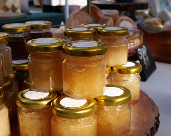 Exfoliante labial comestible de miel y almendras